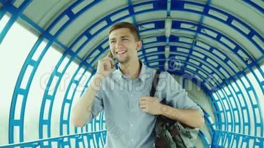 成功的年轻商人在电话里交谈。 它经过机场或火车站的<strong>终点</strong>站。 来吧